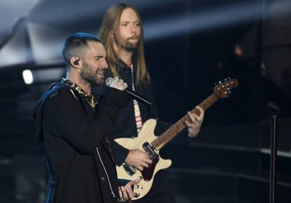 Los integrantes de Maroon 5 Adam Levine y James Valentine, durante un concierto en marzo de 2018.