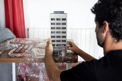 El contraste entre la vida en las ciudades y los pueblos es la base del trabajo que realiza el lisboeta Francisco Correia, de 27 años y residente en Bruselas. Con esmero y paciencia construye un edificio de oficinas en miniatura. 