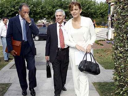 Francisco Ros, entre el presidente de Aetic, Jesús Banegas, y la presidenta de IBM, Amparo Moraleda.