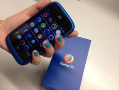 Usuaria manejando el ZTE Open con Firefox OS.