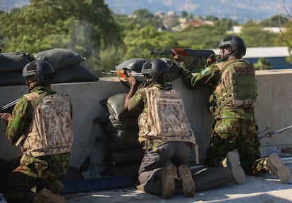 Oficiales de polica de Kenia, se enfrentan con pandilleros en una base policial del barrio de Delmas en Puerto Prncipe, Hait, el jueves 5 de diciembre de 2024.