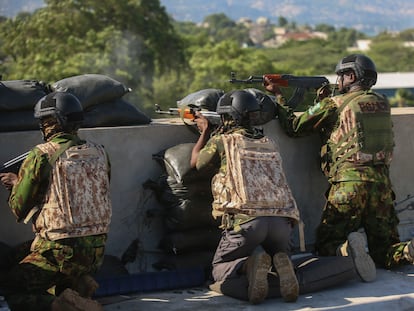 Oficiales de policía de Kenia, se enfrentan con pandilleros en una base policial del barrio de Delmas en Puerto Príncipe, Haití, el jueves 5 de diciembre de 2024.