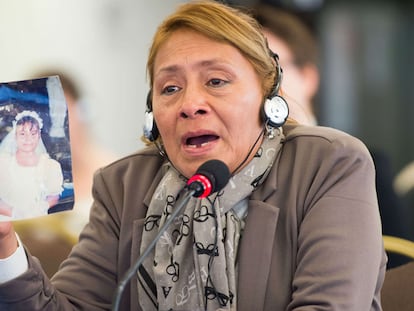 Petita Albarracín, mãe de Paola Guzmán, vítima de violação sexual em um colégio no Equador.