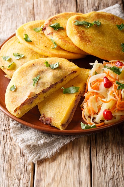 Un plato de pupusas, tortillas gruesas a base de masa de maíz o de arroz rellenas con uno o más ingredientes. 