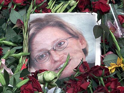 Una foto de la ministra de Exteriores, Anna Lindh, que fue asesinada el miércoles pasado, cubierta de flores ayer en Estocolmo.