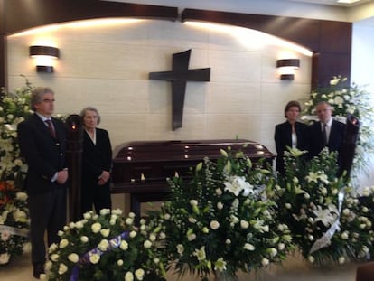 Rafael Tovar, director de CONACULTA (izquierda) al lado de Carmen Miracle, viuda del escritor, en la capilla ardiente.