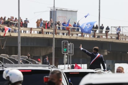 El presidente de Chile, Gabriel Boric, saluda a bordo del vehículo presidencial Ford Galaxie, donado por la reina Isabel II de Inglaterra, mientras recibe el apoyo de sus simpatizantes en las calles de Valparaíso.
