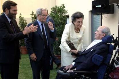 Rafael del Pino, en la entrega del premio, junto a Guillermo de la Dehesa, Antonio Garrigues y su esposa.