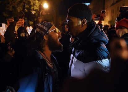 Un partidario de Trump se enfrenta a un manifestante cerca de la Casa Blanca, en Washington. Los primeros resultados del escrutinio reflejan una batalla muy ajustada entre el actual presidente y el candidato demócrata Joe Biden, y dejan en el aire la presidencia.