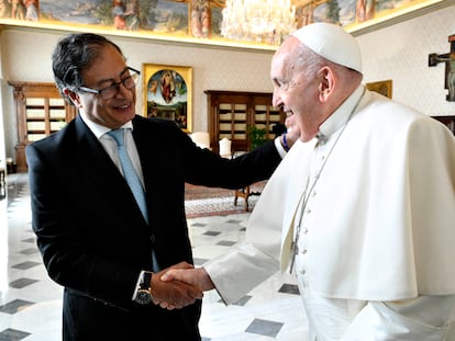 Gustavo Petro saluda al Papa Francisco en el Vaticano, el 19 de enero.