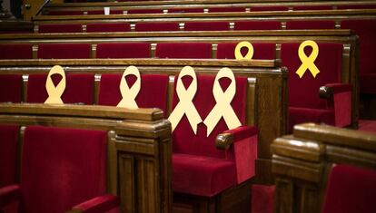 Llaços grocs al Parlament en una imatge d'arxiu.