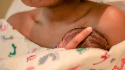 Una mujer abraza a su recién nacido