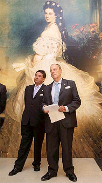 Francisco Vázquez y Manuel Fraga, en la exposición <i>Isabel de Austria.</i>
