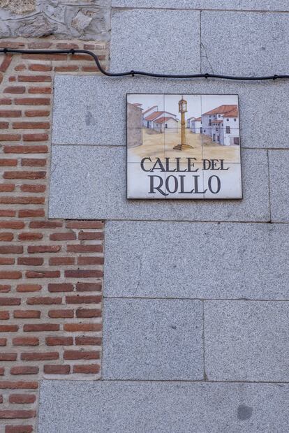 Letrero de la calle del Rollo, donde se alzaba el rollo o picota de Madrid, la columna de piedra sobre la que se exponía a los reos de pequeños delitos y, en ocasiones, la cabeza o los cuerpos ajusticiados por la autoridad civil.
