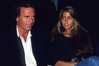 Julio Iglesias con su entonces novia en la sala de la calle Arenal.