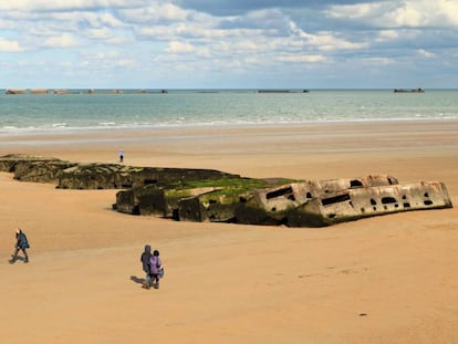 Restos del puerto artificial construido por los Aliados en Arromanches, en Normandía (Francia).