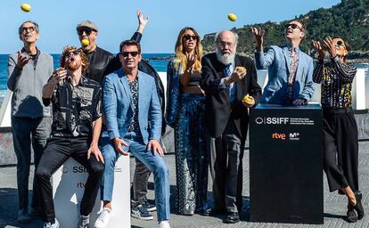 Daniel Perez, Roberto Álamo, Arturo Valls, Carlos Areces, Blanca Suarez, José Luis Cuerda, Joaquín Reyes y Maria Ballesteros en la presentación de 'Tiempo Despues', en San Sebastián, el pasado martes.
 