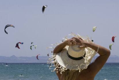 Una bañista contempla como practican <b><i>kitesurf</b></i> en la playa de Valdevaqueros, la pasada semana en Tarifa.
