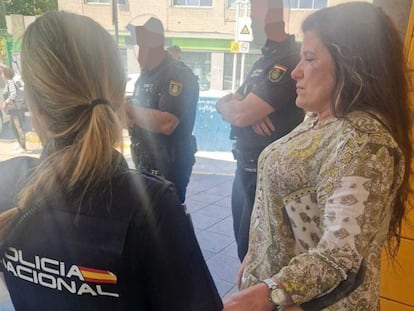 Momento de la detención en la Plaza Elíptica de Madrid de una de las sospechosas del asesinato del hermano de Begoña Villacís, en una foto a la que ha tenido acceso EL PAÍS.