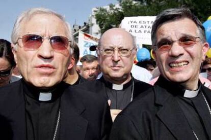 El cardenal Antonio María Rouco (izquierda), junto a los obispos de Madrid Eugenio Romero (en el centro) y César Franco.