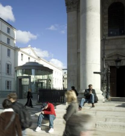 Paseantes ante la iglesia londinense de St Martin-in-the-Fields.