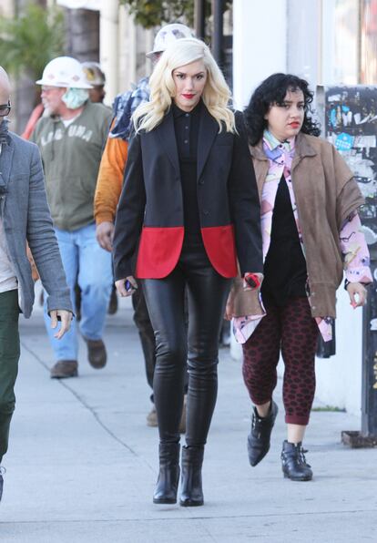 ¿Y si en lugar de unos botines Gwen Stefani llevara unas sandalias, y en lugar de un polo, un top rojo tipo una blusa de plumeti o de peplum? Dos por el precio de uno cambiando solamente dos elementos. Y los labios rojos, se quedan.