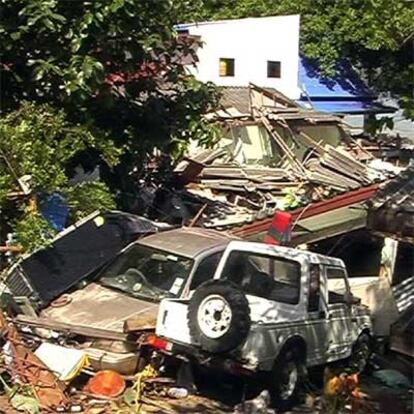 Además de las pérdidas humanas, los destrozos son cuantiosos, como en Phuket, en la imagen, una turística zona de Malasia.