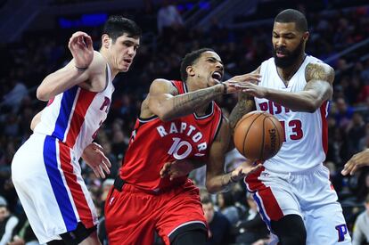 Ilyasova (izquierda) y Marcus Morris tratan de defender a DeMar DeRozan.