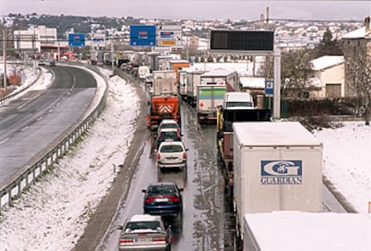 Atasco de vehículos en la Nacional 622, en las proximidades de Vitoria, debido al temporal de nieve.