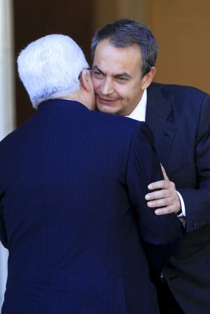 Zapatero saluda a Mahmud Abbas en La Moncloa.