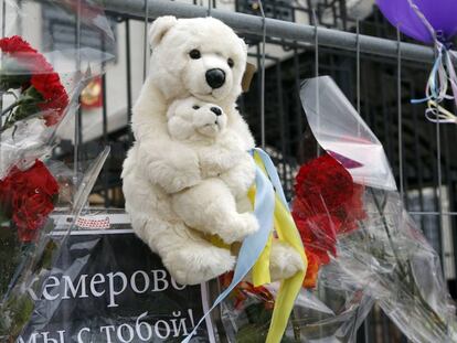 Peluches y flores por las víctimas del incendio del centro comercial en Kémerovo.