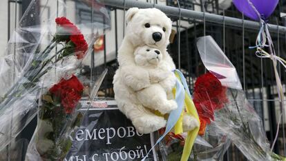 Peluches y flores por las víctimas del incendio del centro comercial en Kémerovo.