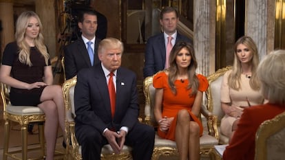 Donald Trump, en el centro de la imagen, junto a algunos de los integrantes de su familia en la primera entrevista tras su victoria electoral ante Hillary Clinton, emitida por el canal de televisión CBS. De izquierda a derecha y de arriba a abajo: Tiffany Trump, Donald Trump Jr., Eric Trump, Melania Trump e Ivanka Trump.