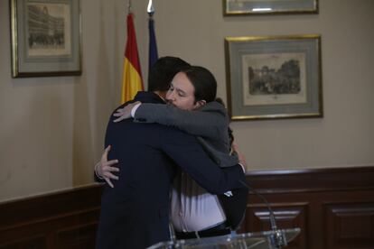 Pedro Sánchez, presidente del Gobierno en funciones, y Pablo Iglesias, secretario general de Unidas Podemos, firman el acuerdo en el Congreso de los Diputados, dos días después de las elecciones, el 12 de noviembre de 2019.