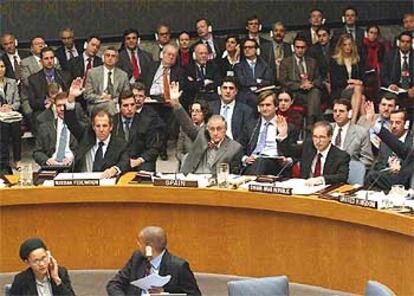 Los embajadores de Rusia, España, Siria y Reino Unido votan a favor de la resolución en el Consejo de Seguridad.