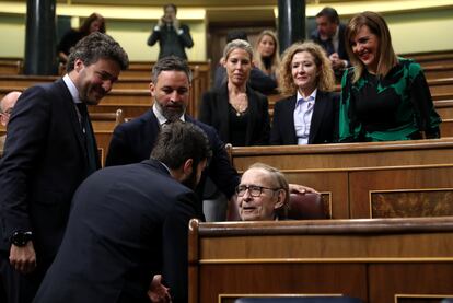 El profesor Ramón Tamames (centro) rodeado de los diputados de Vox en el Congreso, este miércoles. 