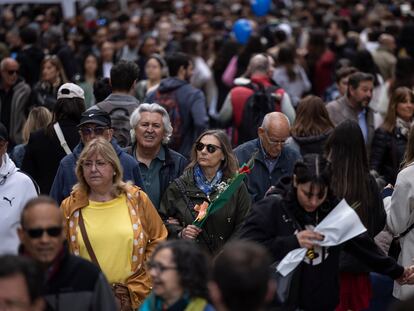 Cientos de personas pasean por la Rambla, este martes durante la Diada de Sant Jordi.
