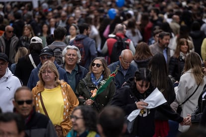 La celebración de Sant Jordi arranca con las calles del centro de Barcelona abarrotadas pese al frío