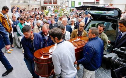Llegada del féretro al funeral de David Carragal en Cudillero.