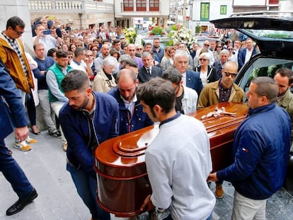 Llegada del féretro al funeral de David Carragal en Cudillero.