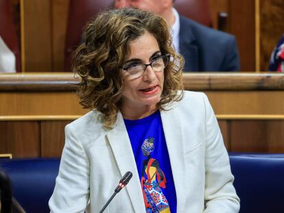 La ministra de Hacienda, María Jesús Montero, interviene en la sesión de control en el Congreso de los Diputado este miércoles.