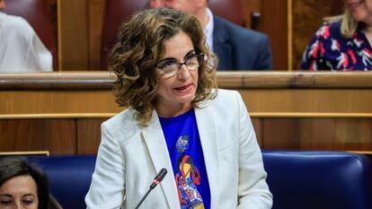 MADRID, 26/04/2023.- La ministra de Hacienda, María Jesús Montero, interviene en la sesión de control en el Congreso de los Diputado este miércoles. EFE/ Zipi Aragón