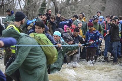 Los inmigrantes que han irrumpido este lunes en Macedonia venían del campo de Idomeni, en Grecia, donde más de 12.000 personas llevan semanas pernoctando. El campamento tiene solo una capacidad para unas 4.000 personas.