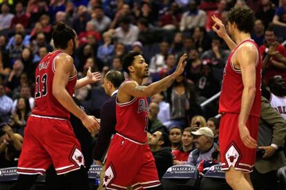 Derrick Rose, al centre, felicitat per Pau Gasol.