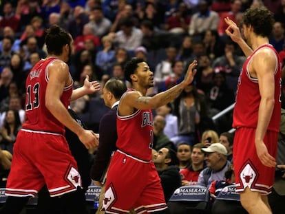 Derrick Rose, al centre, felicitat per Pau Gasol.