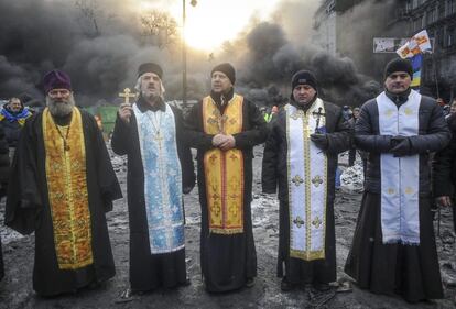 Un grupo de sacerdotes ortodoxos en la zona del conflicto entre manifestantes y policías en Kiev.