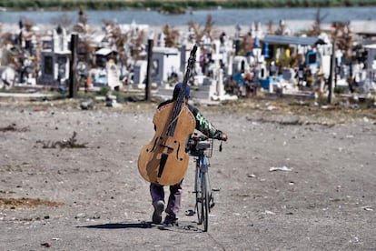 Un músico en el cementerio municipal de Valle de Chalco (México).