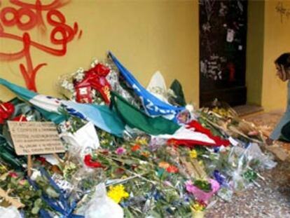 Una mujer coloca un ramo de flores en el lugar donde fue asesinado el asesor del Ministerio de Trabajo Marco Biagi.
