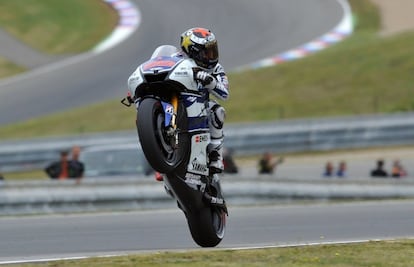 Jorge Lorenzo celebra su 'pole' en Brno.