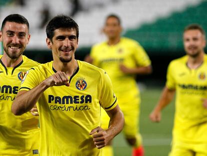 Gerard Moreno, delante de Moi Gómez, celebra uno de sus goles contra el Betis en el Villamarín.